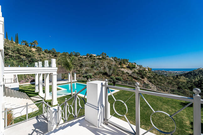 Exquisite Villa in El Madroñal with Breathtaking Sea View