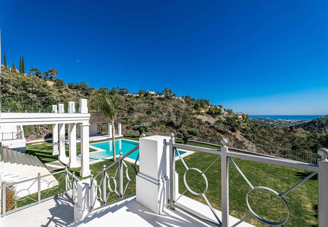 Exquisite Villa in El Madroñal with Breathtaking Sea View