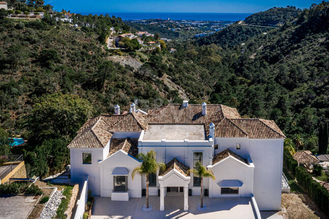 Exquisite Villa in El Madroñal with Breathtaking Sea View