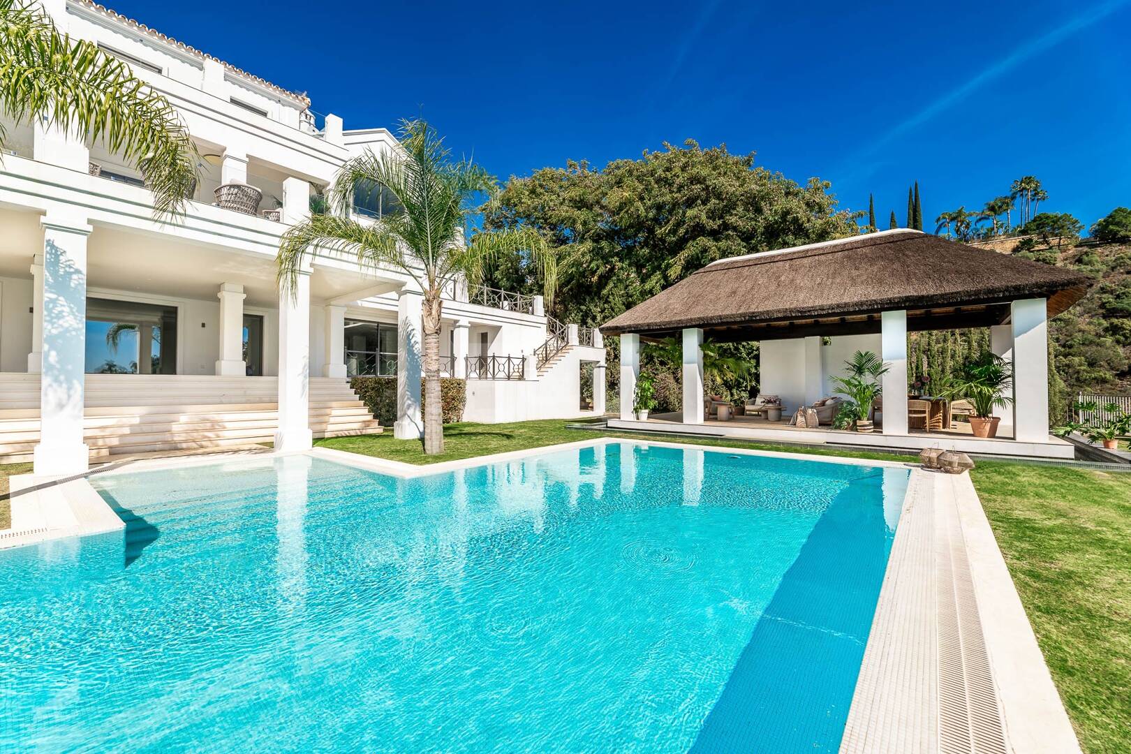 Exquisite Villa in El Madroñal with Breathtaking Sea View