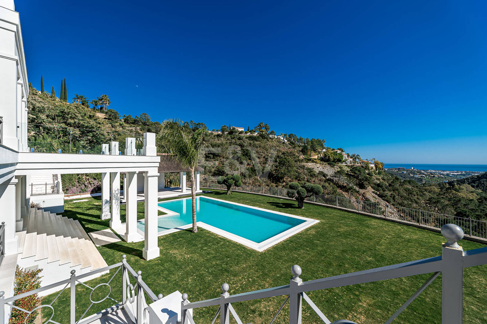 Exquisite Villa in El Madroñal with Breathtaking Sea View