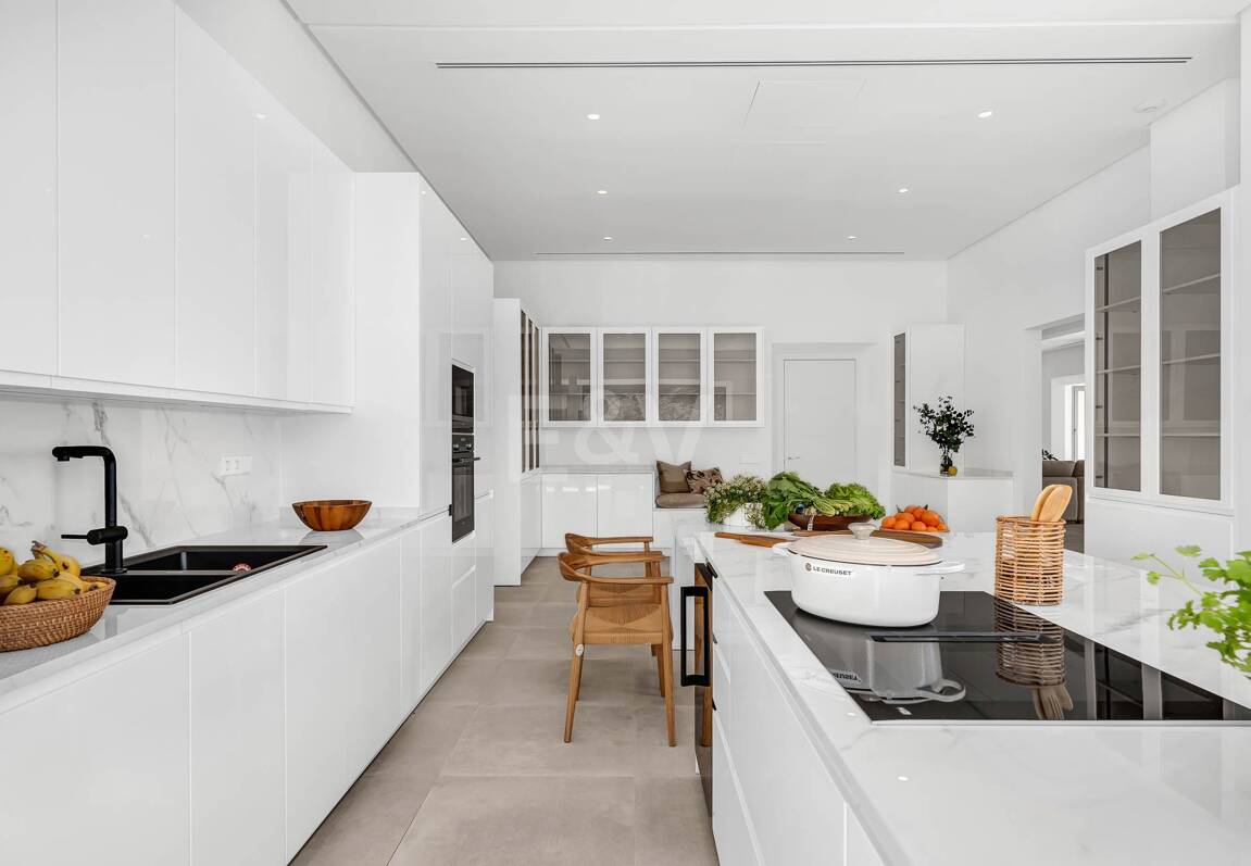 Exquisite Villa in El Madroñal with Breathtaking Sea View