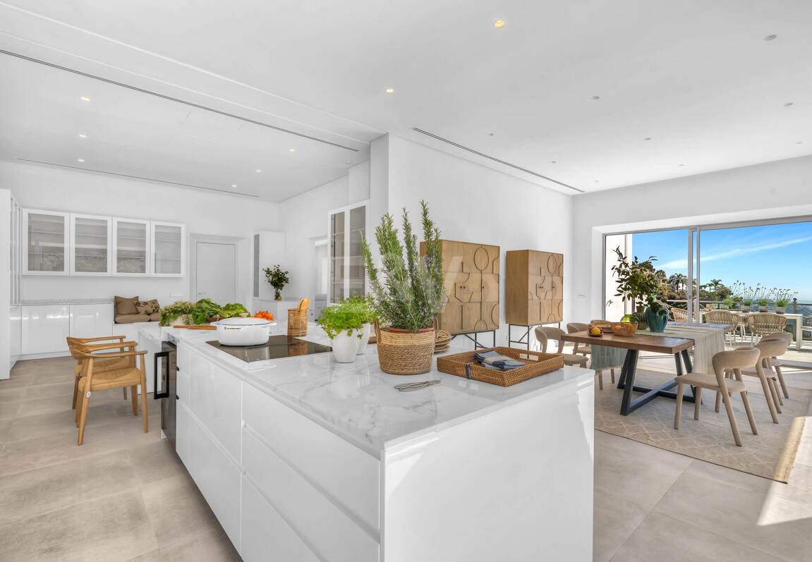 Exquisite Villa in El Madroñal with Breathtaking Sea View