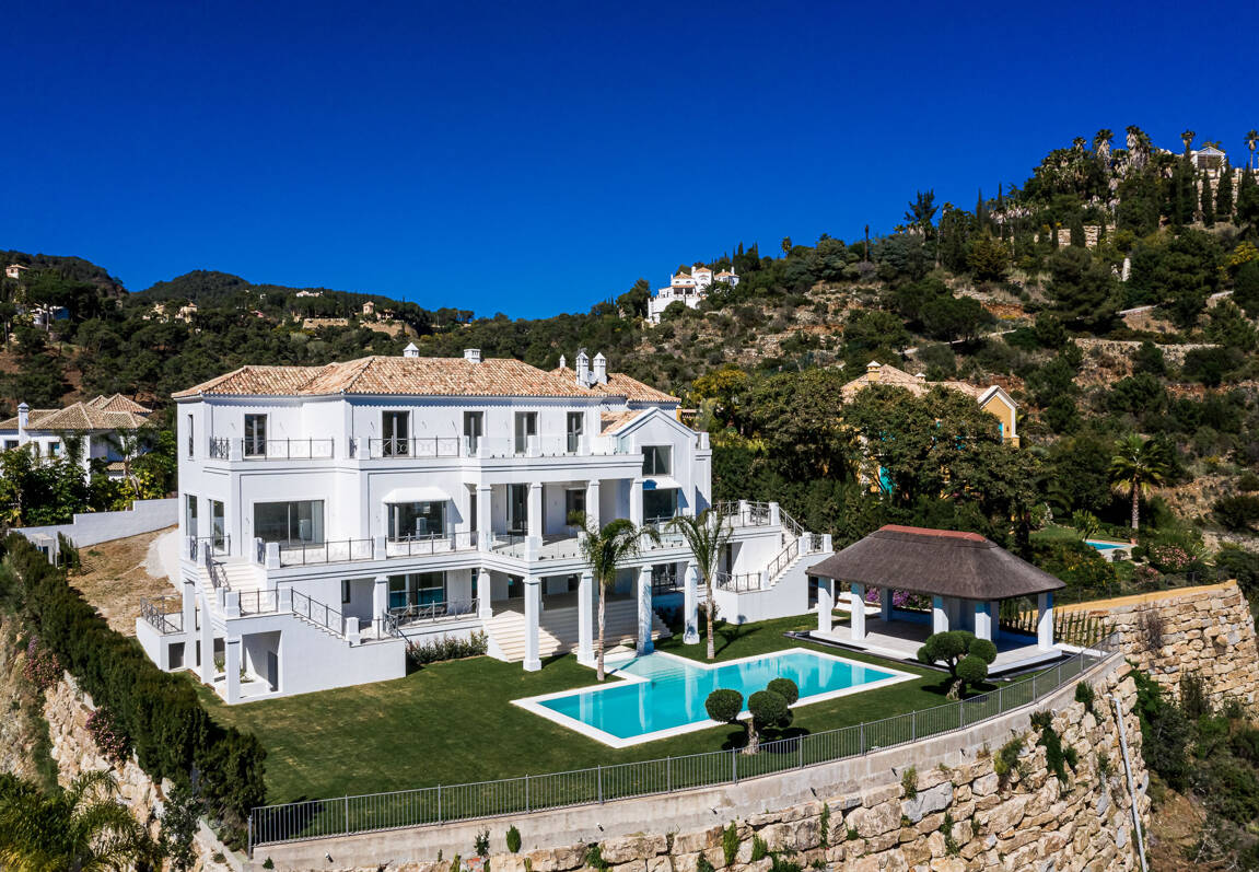 Exquisite Villa in El Madroñal with Breathtaking Sea View