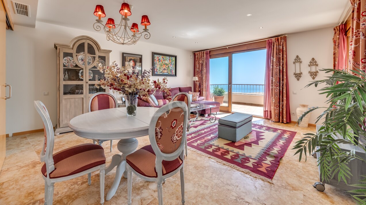 Apartamento con impresionantes vistas al mar en Altos de los Monteros