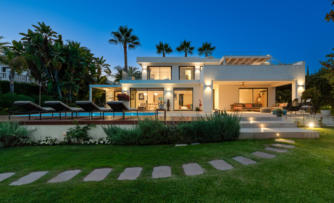 Mejor precio villa moderna junto a la playa con impresionantes vistas al mar