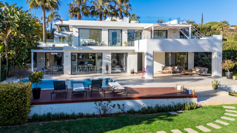 Villa moderne à Marbesa avec vue magnifique sur la mer