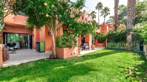 Eck-Stadthaus mit privatem Garten und Panoramablick in Altos de Puente Romano