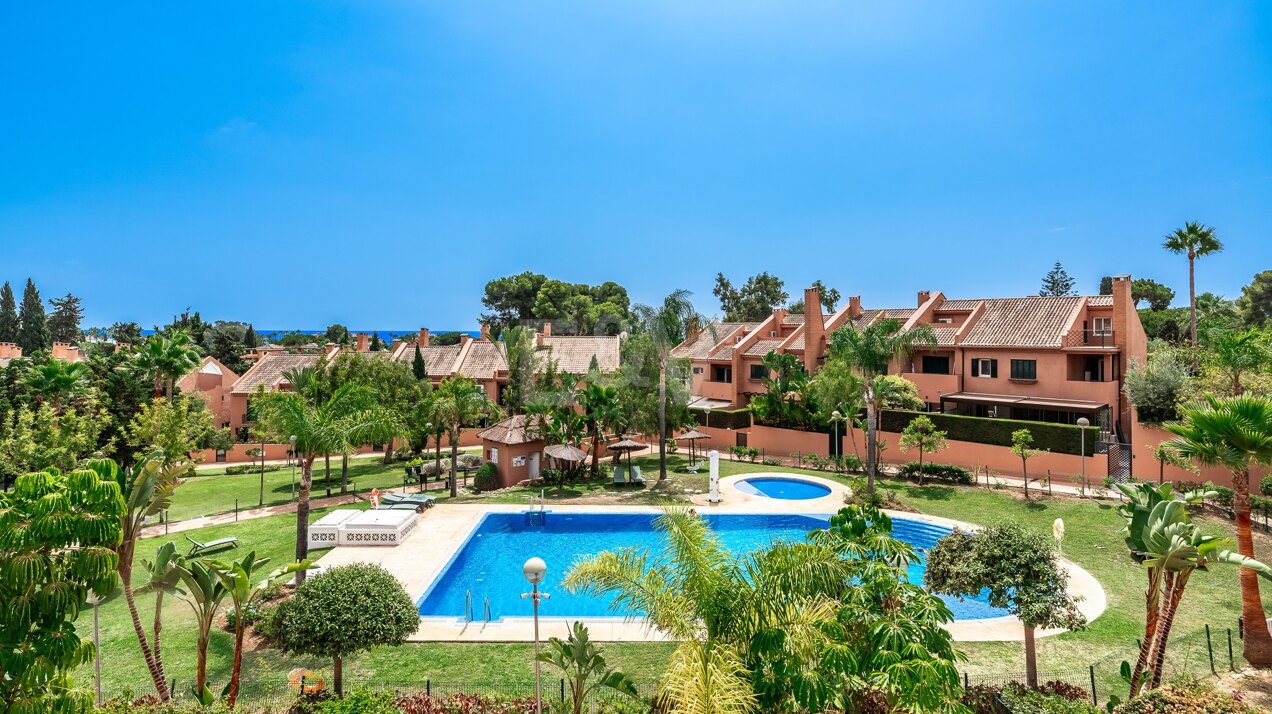 Casa pareada con piscina a pocos minutos de la playa de Los Monteros