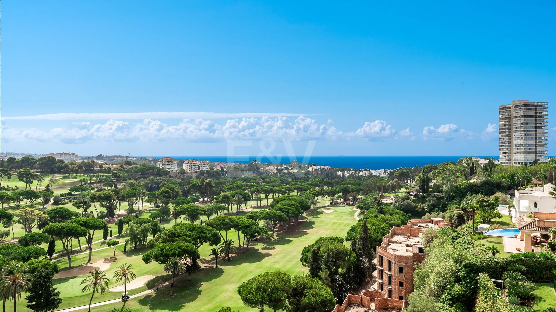Duplex-Penthouse mit atemberaubendem Panoramablick auf das Meer und den Golfplatz in der prestigeträchtigen Urbanisation Vistagolf