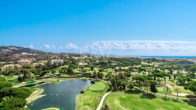 Duplex Penthouse med fantastisk panoramautsikt över havet och Golf i den prestigefyllda urbaniseringen Vistagolf