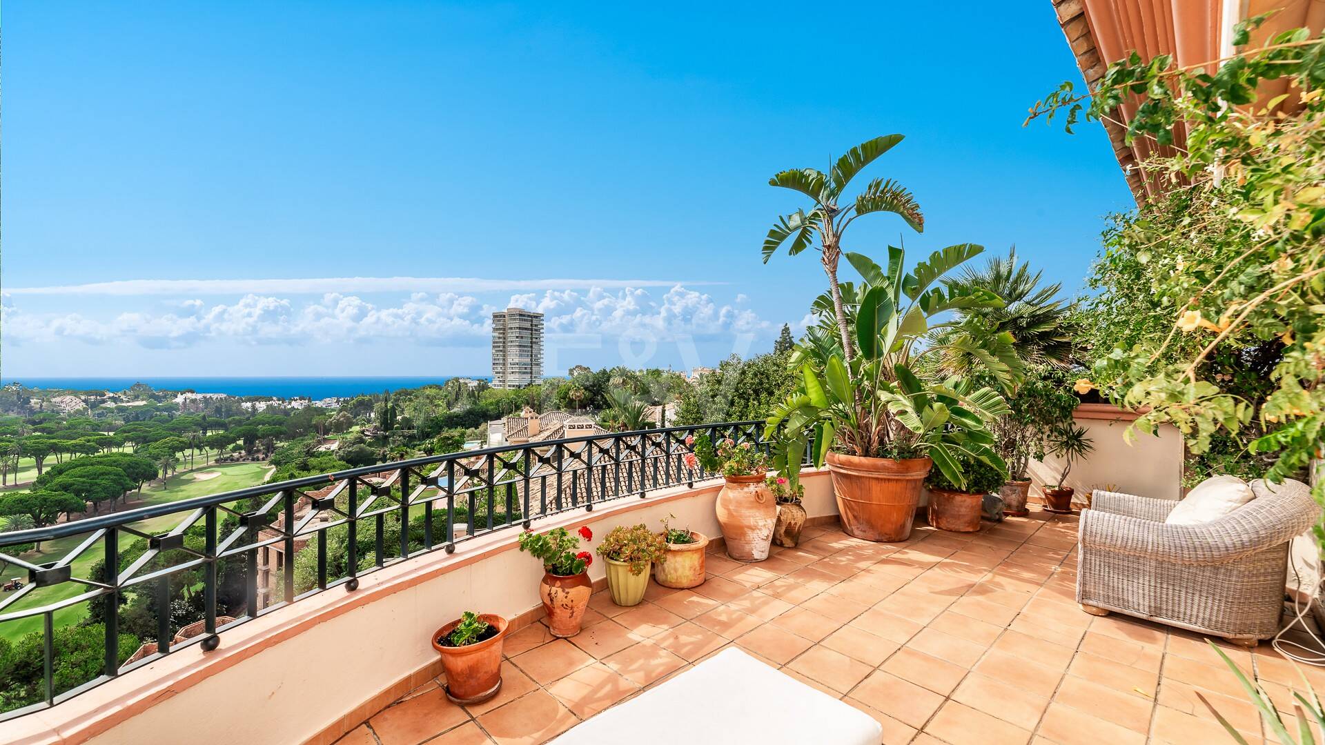 Duplex-Penthouse mit atemberaubendem Panoramablick auf das Meer und den Golfplatz in der prestigeträchtigen Urbanisation Vistagolf