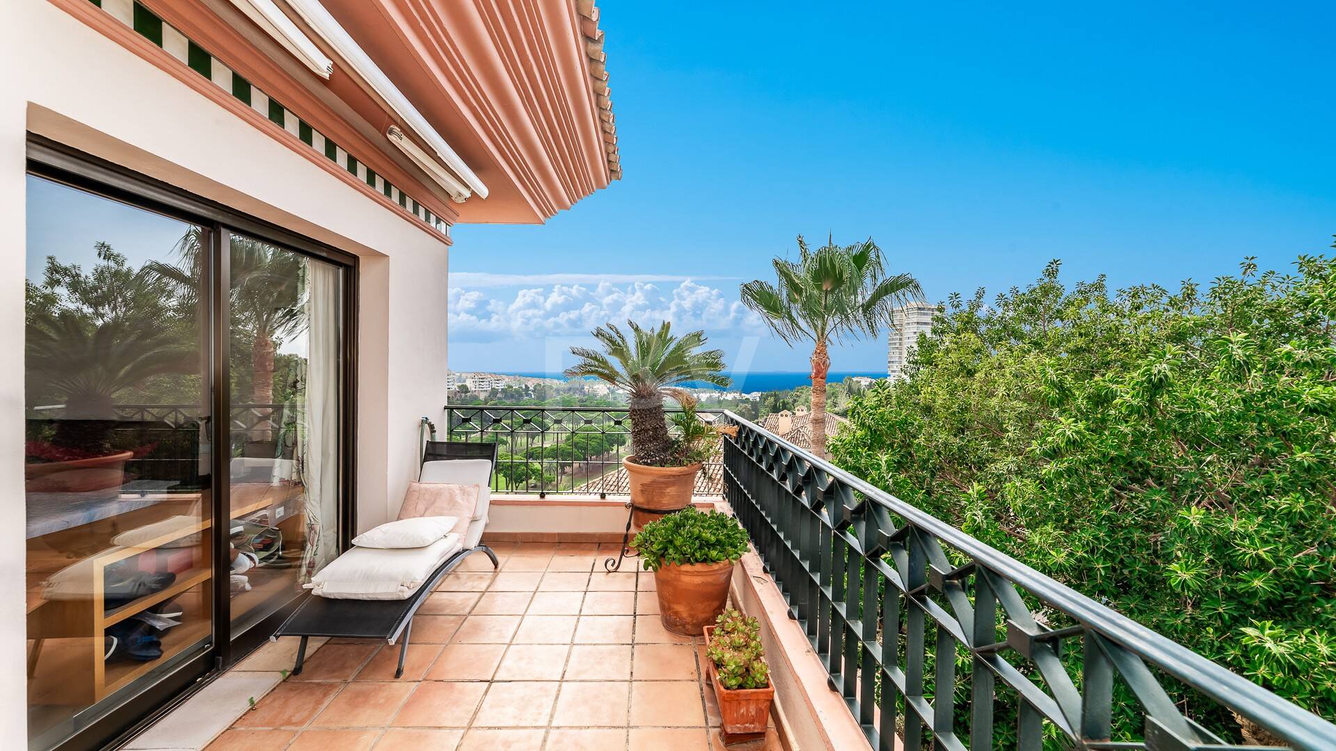 Duplex-Penthouse mit atemberaubendem Panoramablick auf das Meer und den Golfplatz in der prestigeträchtigen Urbanisation Vistagolf