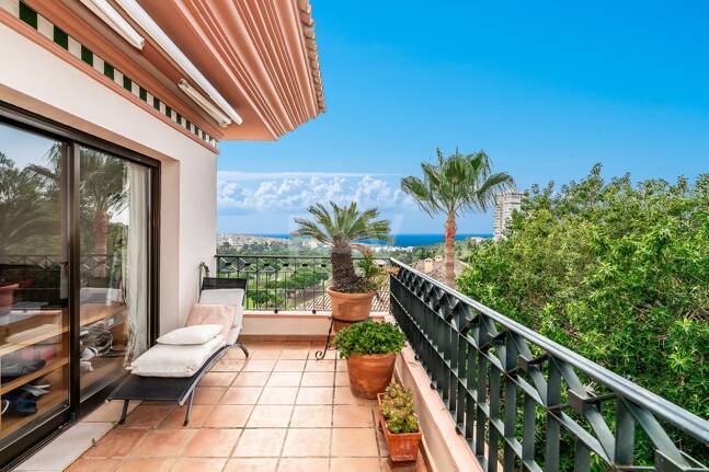 Penthouse Duplex avec vue panoramique sur la mer et le golf dans la prestigieuse urbanisation Vistagolf
