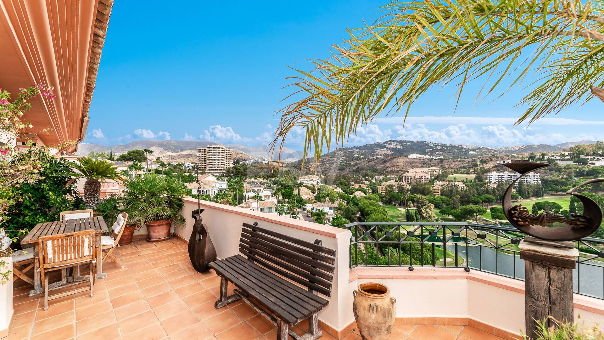 Duplex-Penthouse mit atemberaubendem Panoramablick auf das Meer und den Golfplatz in der prestigeträchtigen Urbanisation Vistagolf