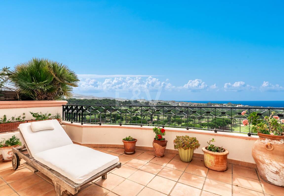 Penthouse Duplex avec vue panoramique sur la mer et le golf dans la prestigieuse urbanisation Vistagolf