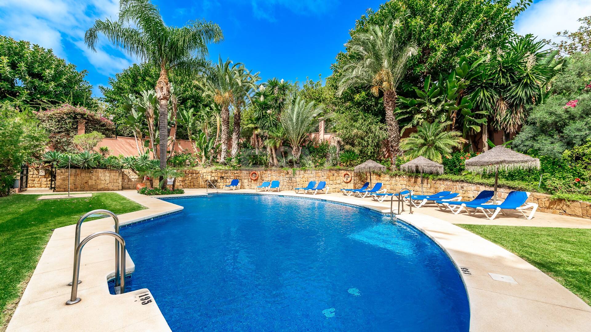 Duplex-Penthouse mit atemberaubendem Panoramablick auf das Meer und den Golfplatz in der prestigeträchtigen Urbanisation Vistagolf