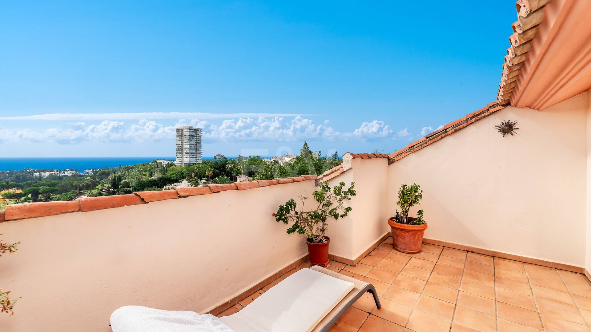 Duplex-Penthouse mit atemberaubendem Panoramablick auf das Meer und den Golfplatz in der prestigeträchtigen Urbanisation Vistagolf