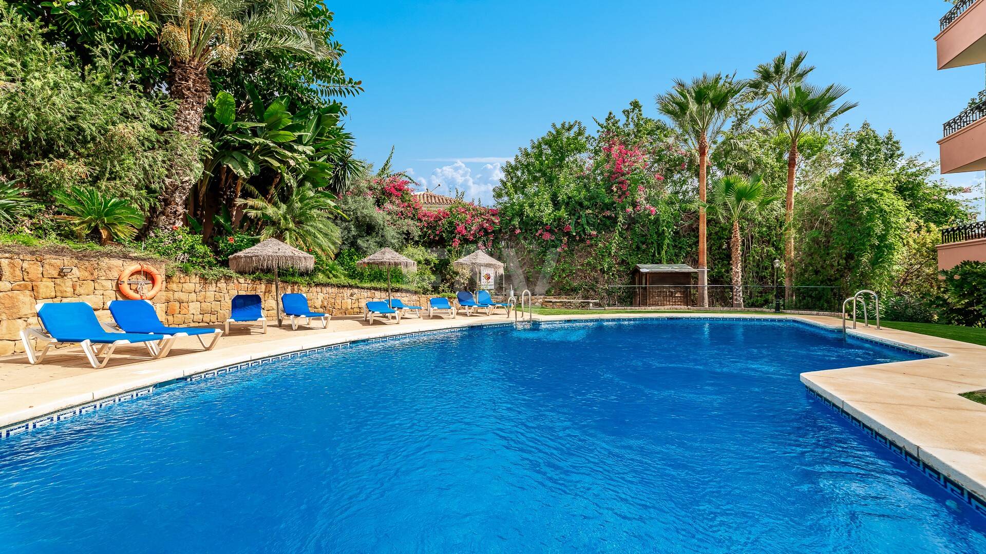 Duplex-Penthouse mit atemberaubendem Panoramablick auf das Meer und den Golfplatz in der prestigeträchtigen Urbanisation Vistagolf