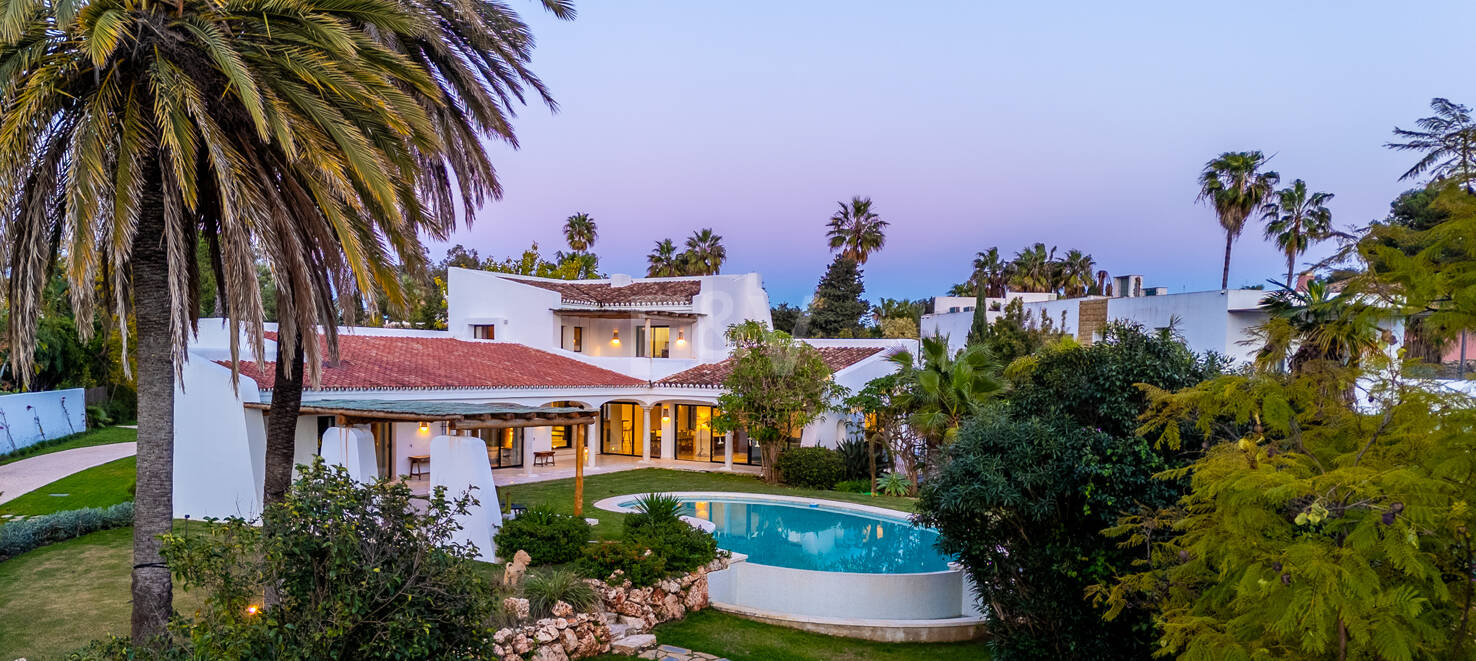 Magnifik andalusisk-Cortijo Style Villa Bara några steg från stranden i prestigefyllda Guadalmina Baja