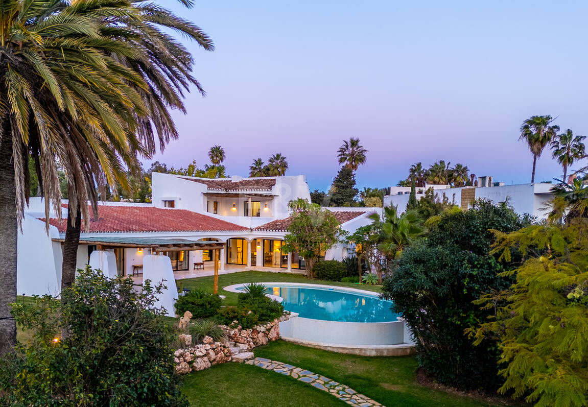 Magnifik andalusisk-Cortijo Style Villa Bara några steg från stranden i prestigefyllda Guadalmina Baja