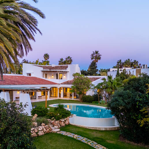 Magnifik andalusisk-Cortijo Style Villa Bara några steg från stranden i prestigefyllda Guadalmina Baja