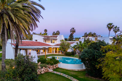 Magnifik andalusisk-Cortijo Style Villa Bara några steg från stranden i prestigefyllda Guadalmina Baja