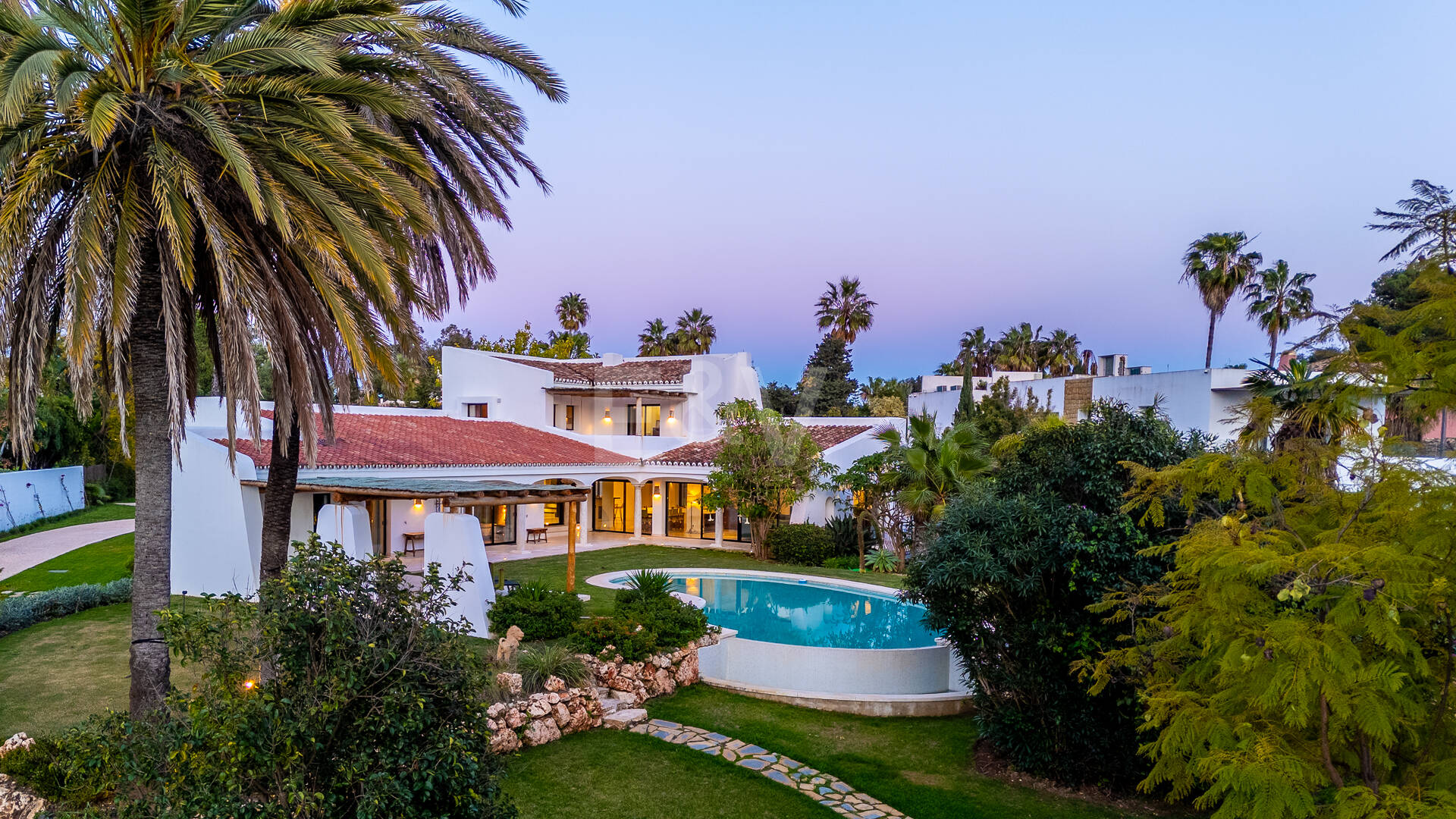 Magnífica villa estilo Boho a pocos pasos de la playa en la prestigiosa Guadalmina