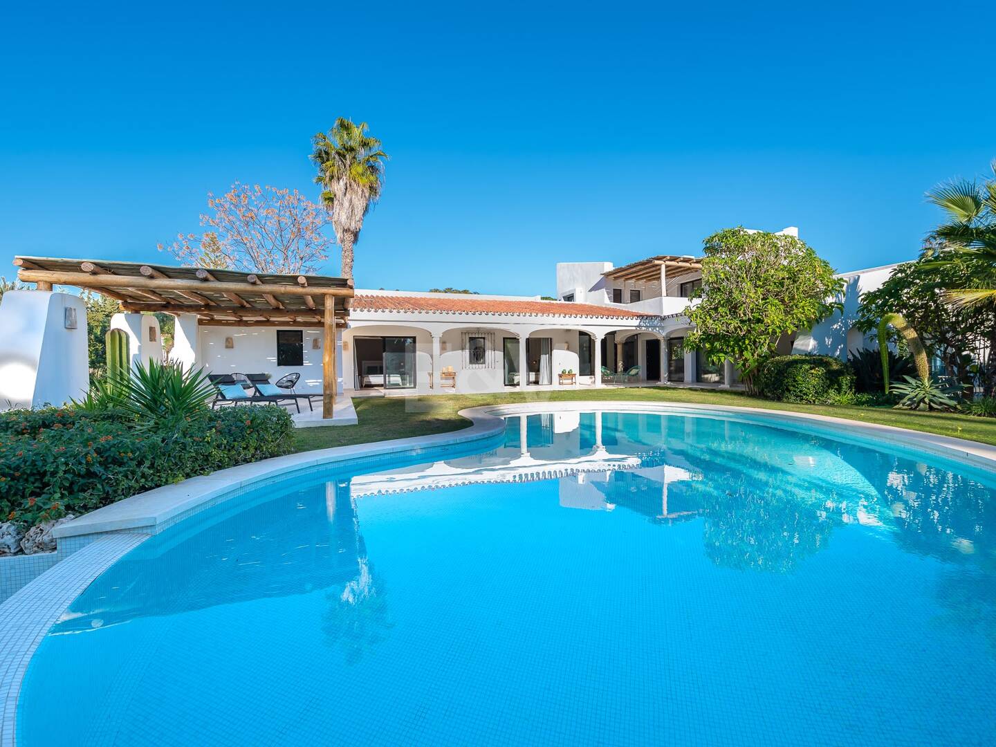 Magnífica villa estilo Boho a pocos pasos de la playa en la prestigiosa Guadalmina