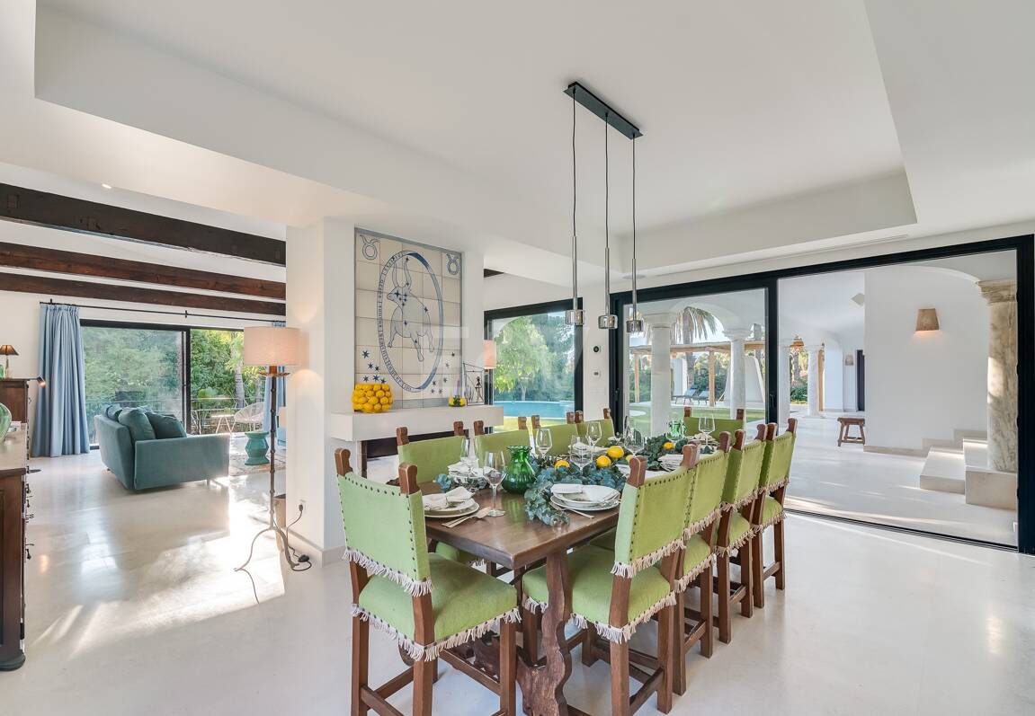 Magnifik andalusisk-Cortijo Style Villa Bara några steg från stranden i prestigefyllda Guadalmina Baja