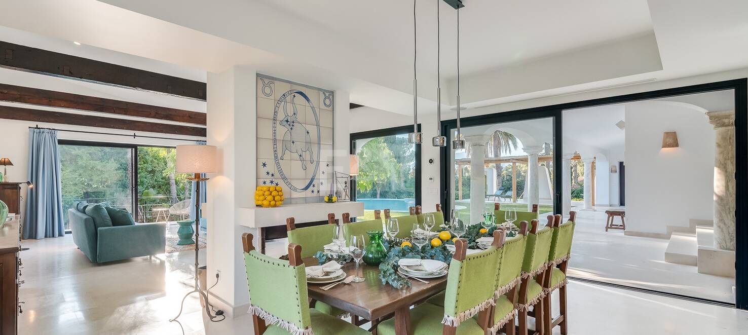 Magnifik andalusisk-Cortijo Style Villa Bara några steg från stranden i prestigefyllda Guadalmina Baja
