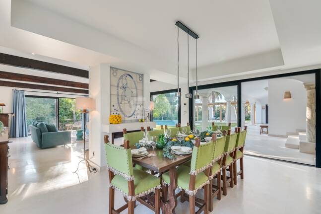 Magnifik andalusisk-Cortijo Style Villa Bara några steg från stranden i prestigefyllda Guadalmina Baja