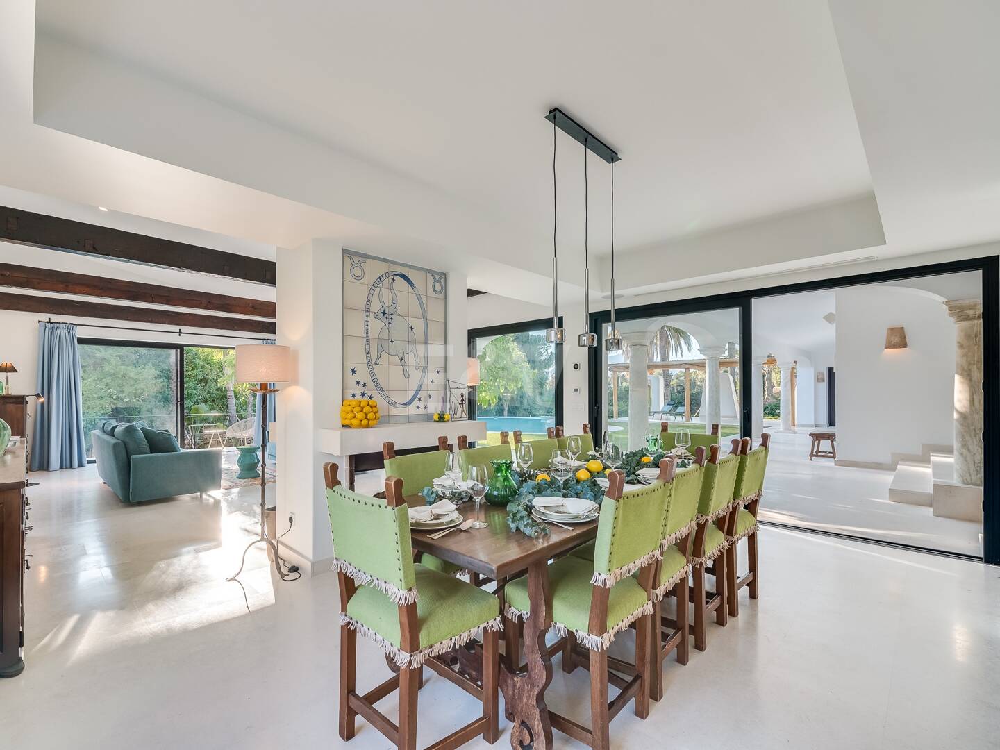 Magnifik andalusisk-Cortijo Style Villa Bara några steg från stranden i prestigefyllda Guadalmina Baja