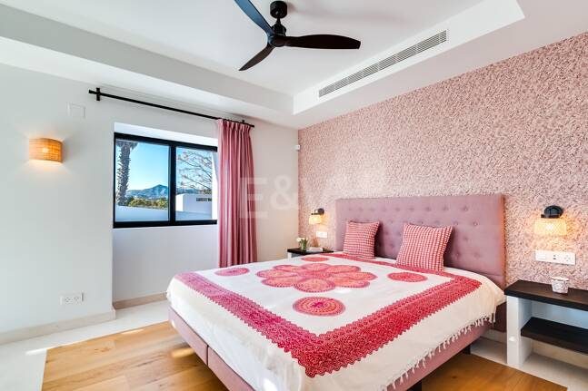 Magnifik andalusisk-Cortijo Style Villa Bara några steg från stranden i prestigefyllda Guadalmina Baja