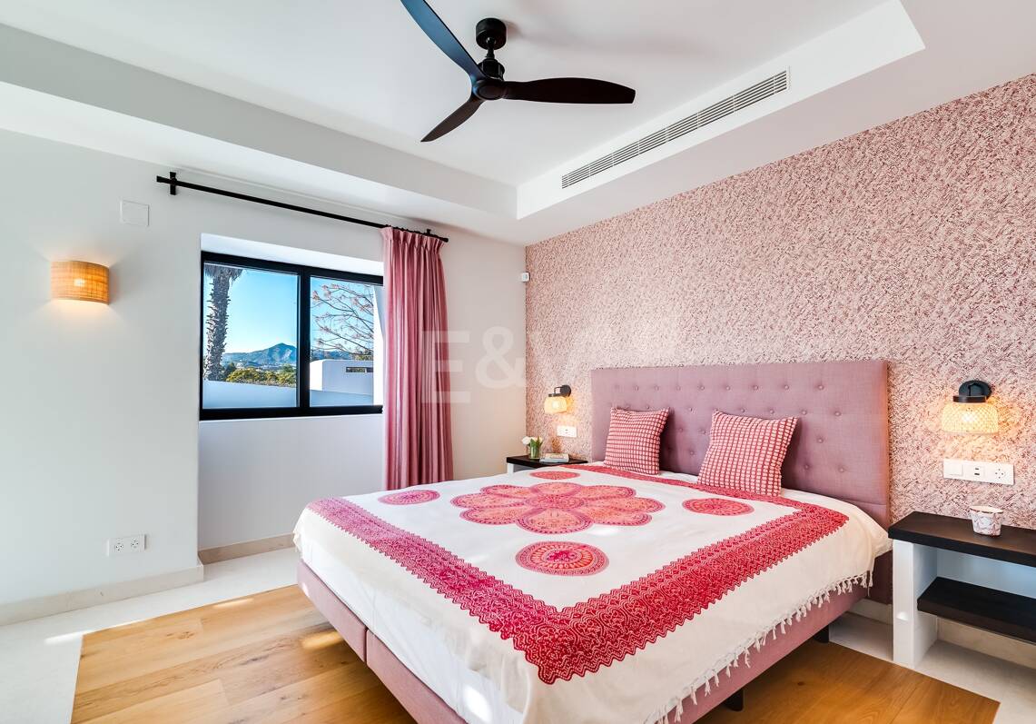 Wunderschöne Villa im Boho-Stil, nur wenige Schritte vom Strand in der renommierten Guadalmina entfernt