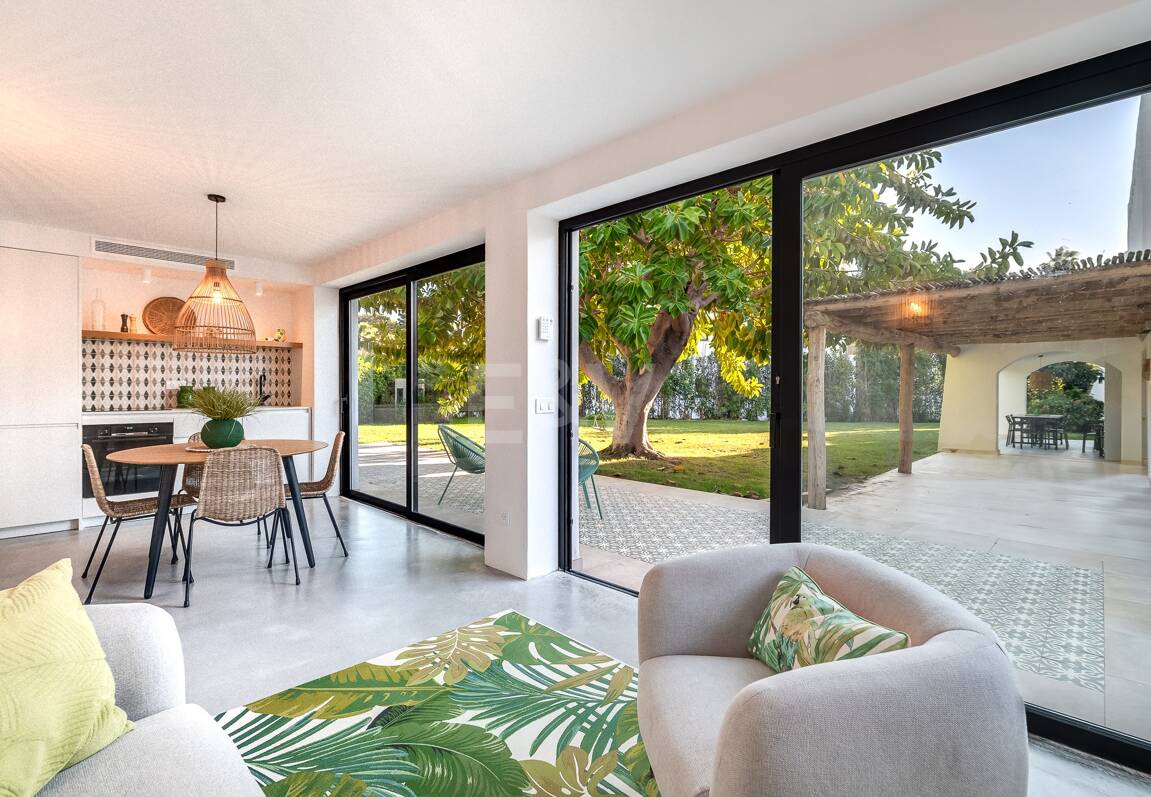 Magnifik andalusisk-Cortijo Style Villa Bara några steg från stranden i prestigefyllda Guadalmina Baja