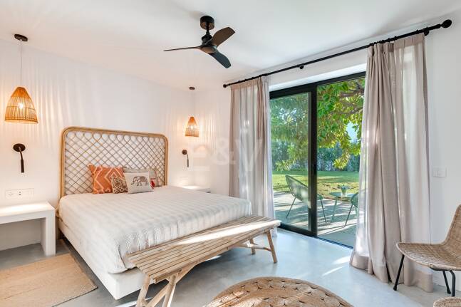 Magnifik andalusisk-Cortijo Style Villa Bara några steg från stranden i prestigefyllda Guadalmina Baja