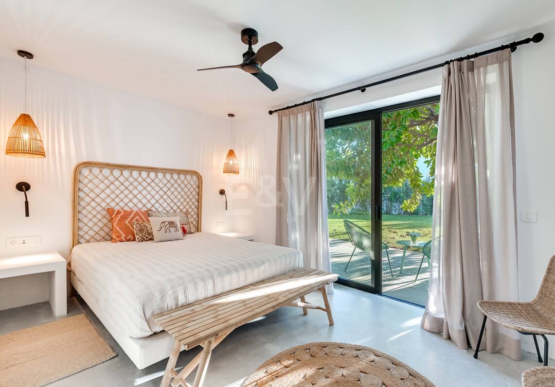 Wunderschöne Villa im Boho-Stil, nur wenige Schritte vom Strand in der renommierten Guadalmina entfernt