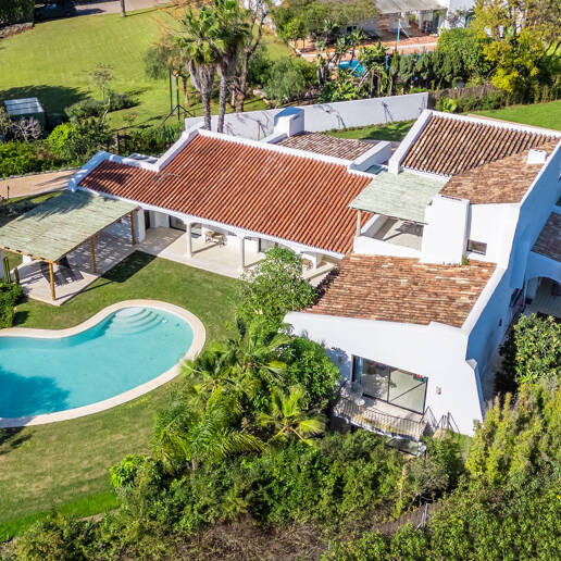 Magnifik andalusisk-Cortijo Style Villa Bara några steg från stranden i prestigefyllda Guadalmina Baja