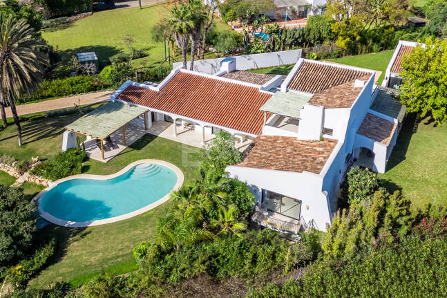 Magnifik andalusisk-Cortijo Style Villa Bara några steg från stranden i prestigefyllda Guadalmina Baja