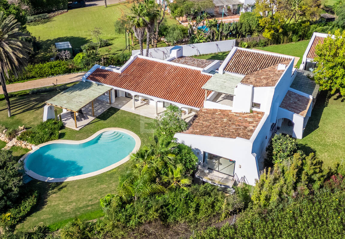 Magnifik andalusisk-Cortijo Style Villa Bara några steg från stranden i prestigefyllda Guadalmina Baja