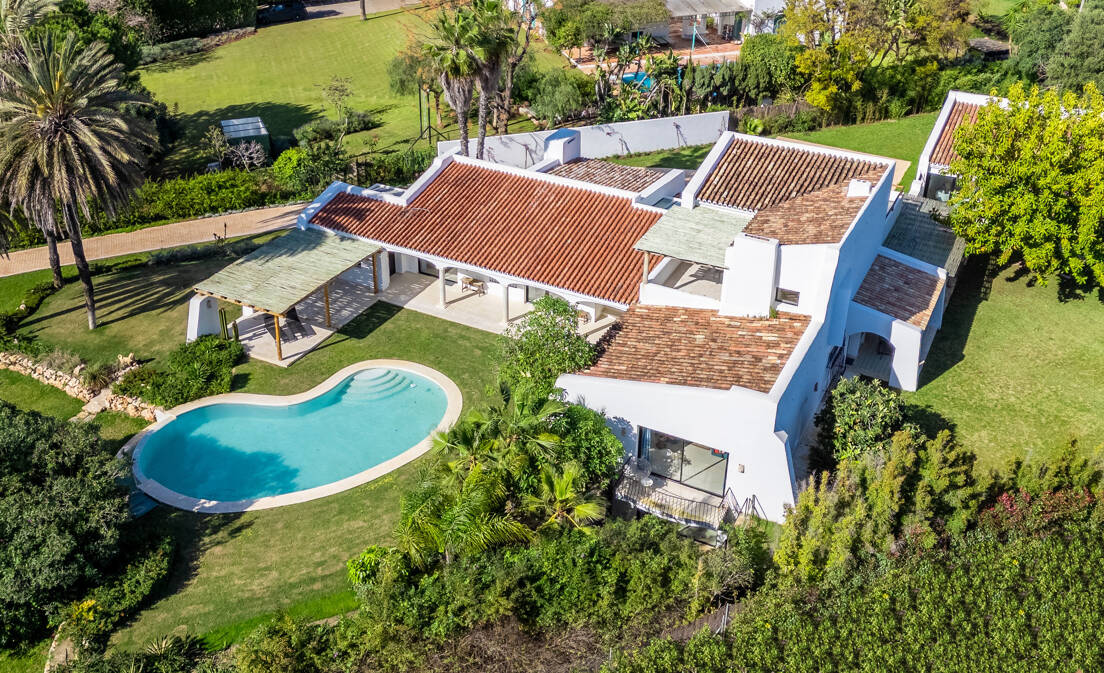 Magnifik andalusisk-Cortijo Style Villa Bara några steg från stranden i prestigefyllda Guadalmina Baja