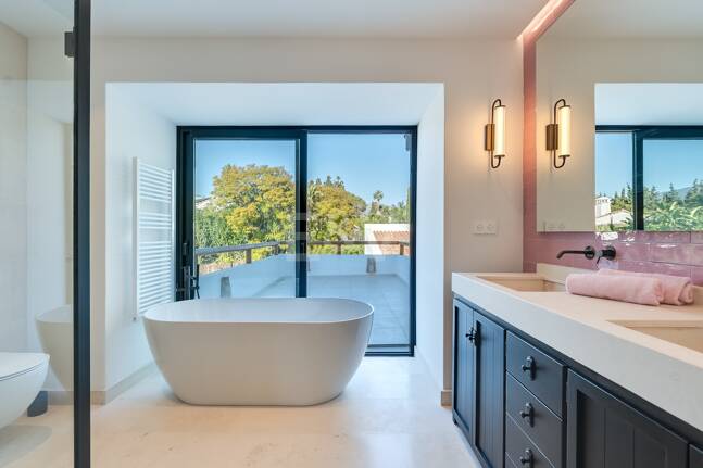 Magnifik andalusisk-Cortijo Style Villa Bara några steg från stranden i prestigefyllda Guadalmina Baja