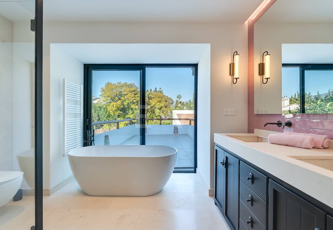 Magnifik andalusisk-Cortijo Style Villa Bara några steg från stranden i prestigefyllda Guadalmina Baja