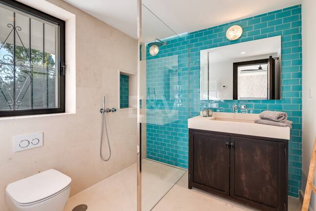 Magnifik andalusisk-Cortijo Style Villa Bara några steg från stranden i prestigefyllda Guadalmina Baja