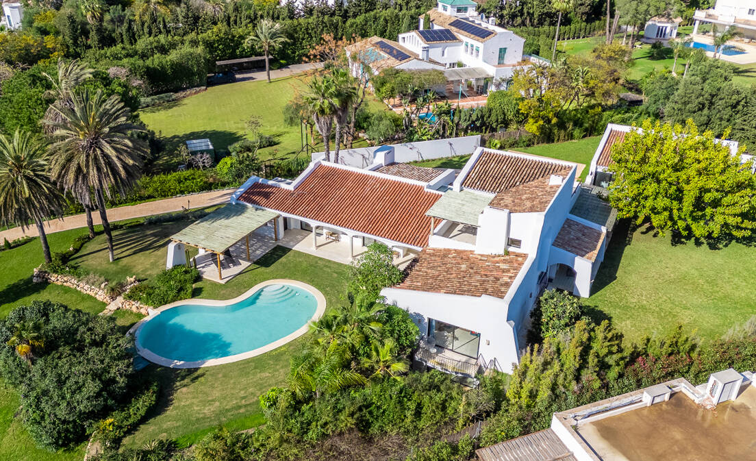 Wunderschöne Villa im Boho-Stil, nur wenige Schritte vom Strand in der renommierten Guadalmina entfernt