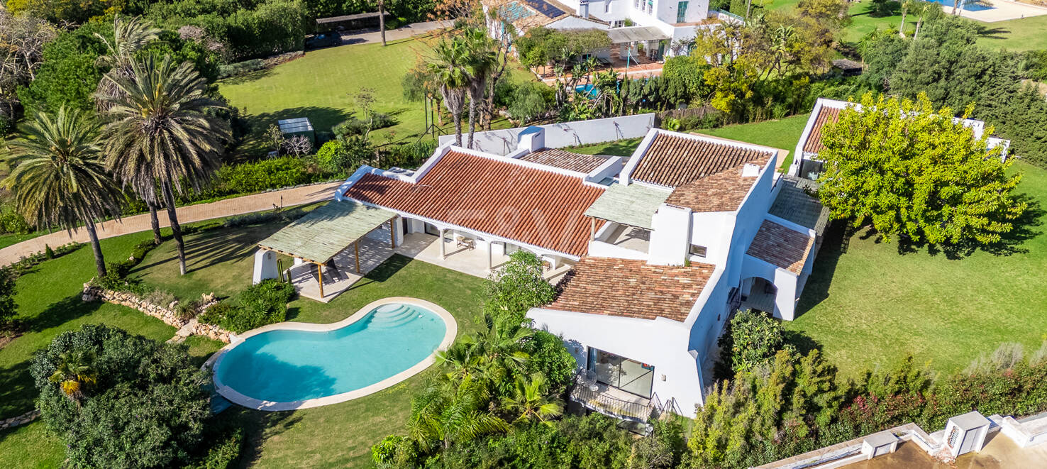 Magnifik andalusisk-Cortijo Style Villa Bara några steg från stranden i prestigefyllda Guadalmina Baja