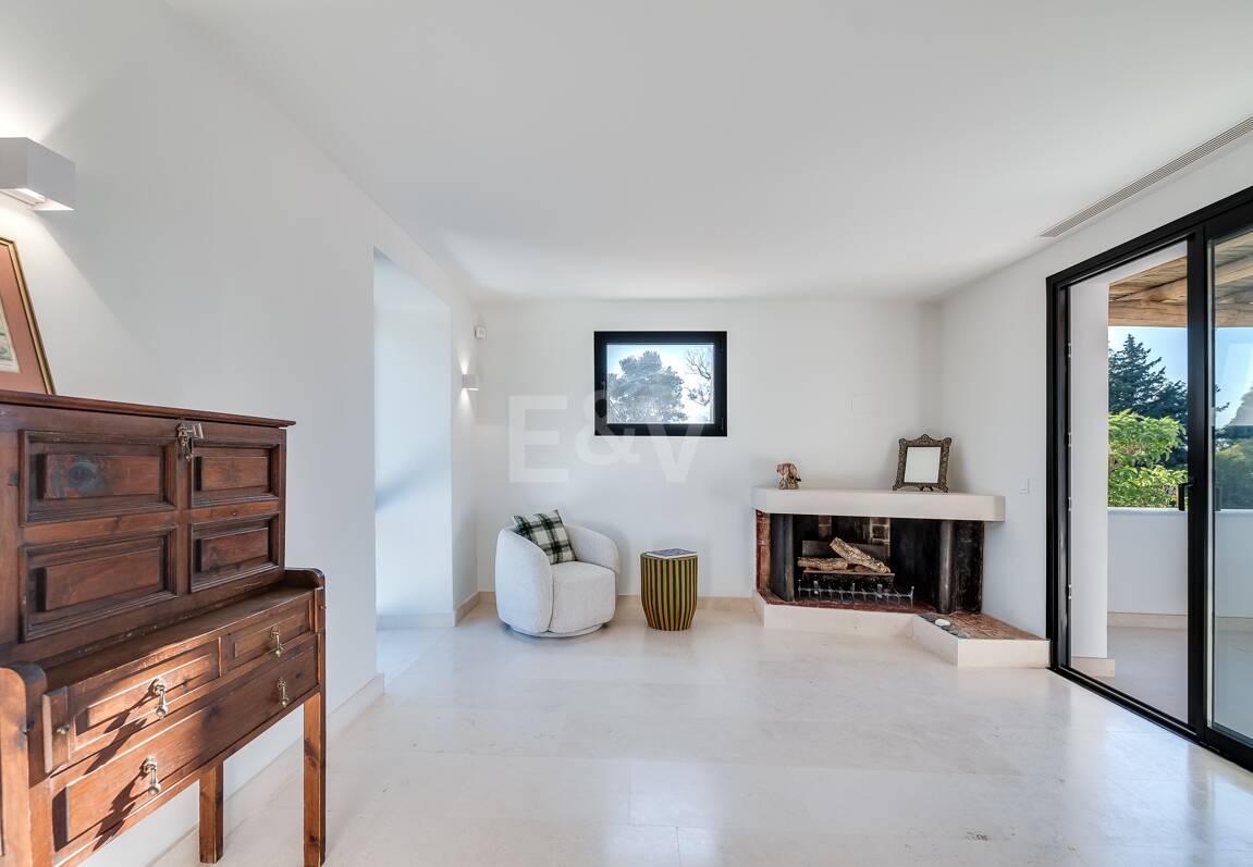 Magnifik andalusisk-Cortijo Style Villa Bara några steg från stranden i prestigefyllda Guadalmina Baja