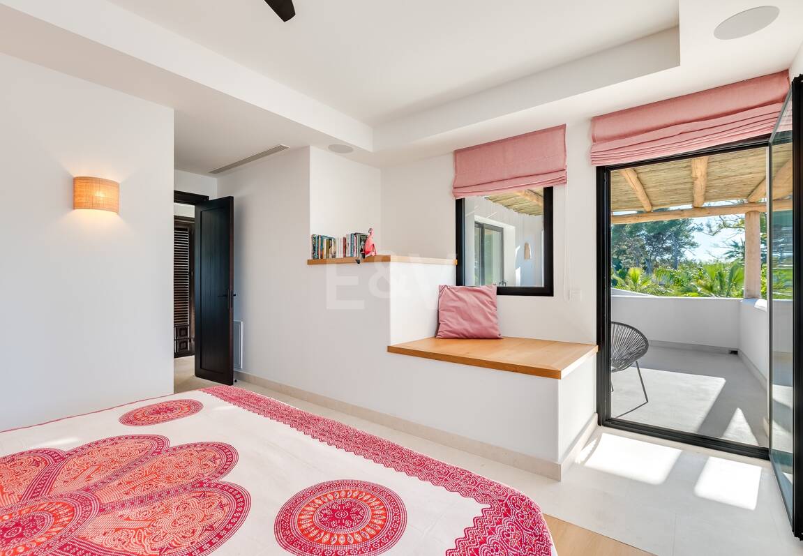 Magnifik andalusisk-Cortijo Style Villa Bara några steg från stranden i prestigefyllda Guadalmina Baja