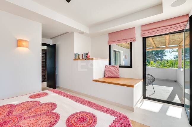 Magnifik andalusisk-Cortijo Style Villa Bara några steg från stranden i prestigefyllda Guadalmina Baja